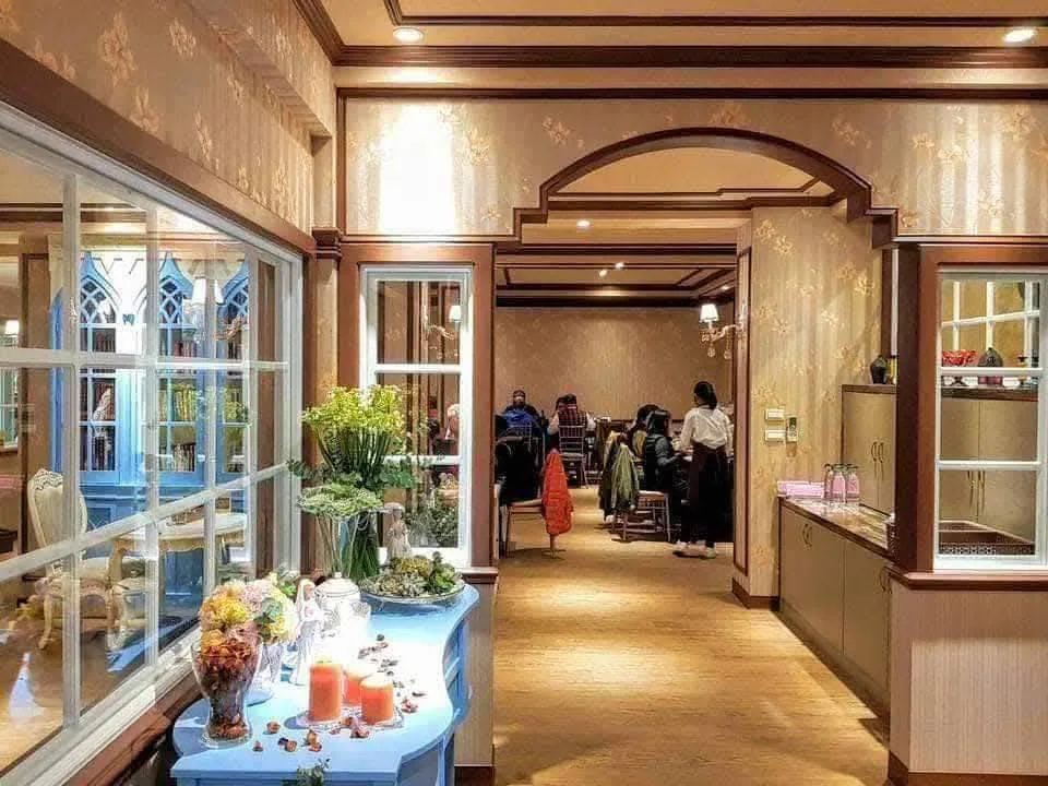 門廳 真愛桃花源庭園餐廳門廳,金色壁紙、拱門與藍色花藝檯,往內為主用餐區