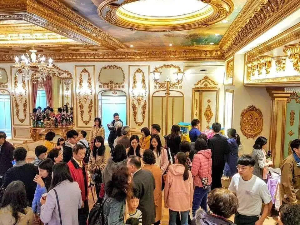 金廳親子市集 真愛桃花源金廳舉辦市集型活動,賓客與親子在金雕廳堂內穿梭選購,兩側設置攤位長桌,天花板為手繪穹頂與金框浮雕